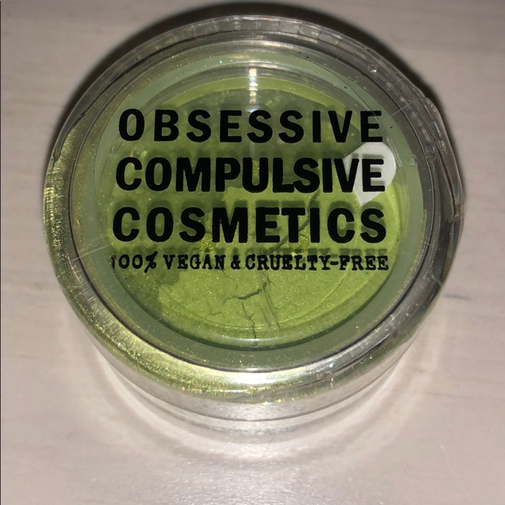 Loose eyeshadow